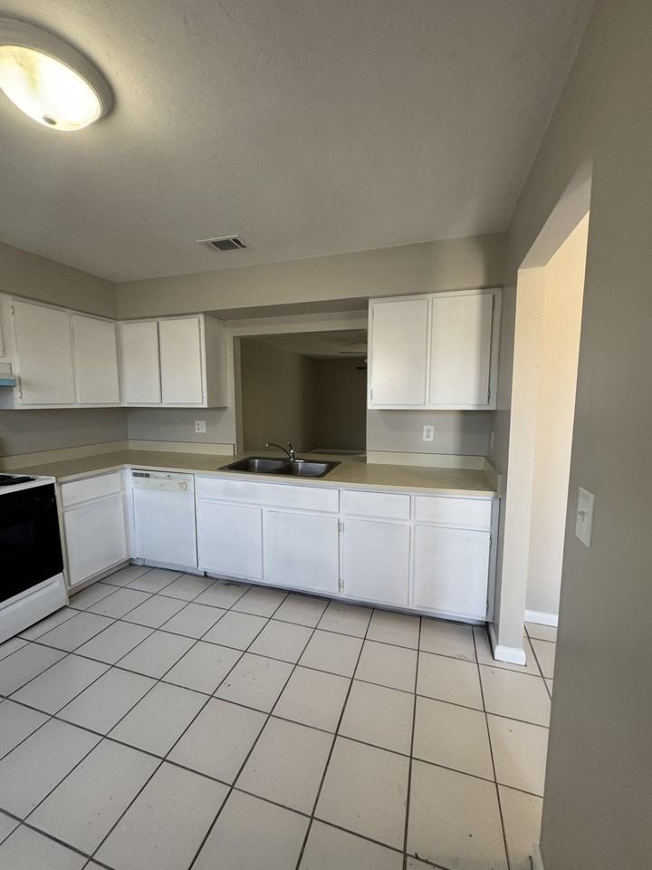 1221 Se 24th Ave #B - Photo 2 of 12