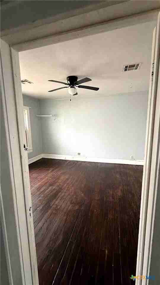 2114 Lyle Ave - Photo 3 of 4