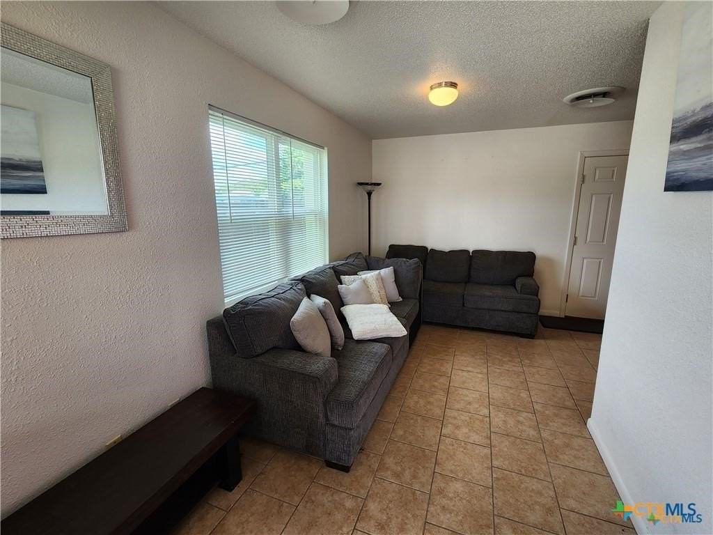 106 W Avenue G - Photo 2 of 15