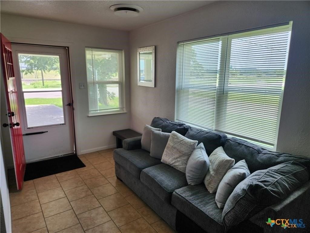 106 W Avenue G - Photo 3 of 15