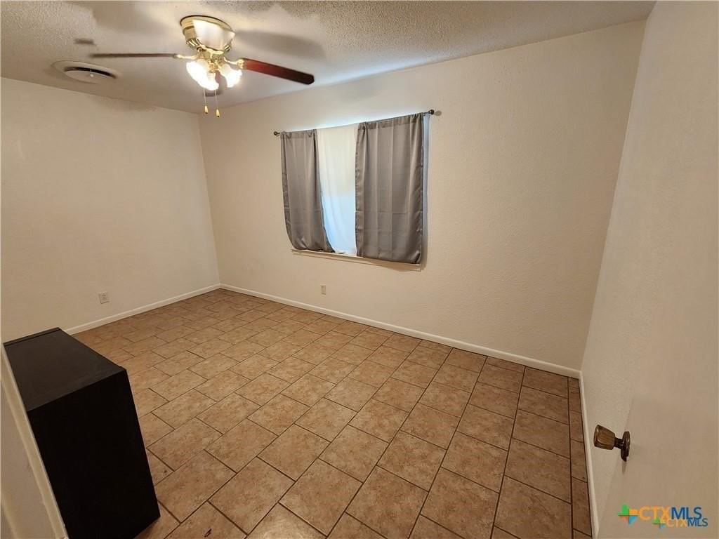 106 W Avenue G - Photo 7 of 15