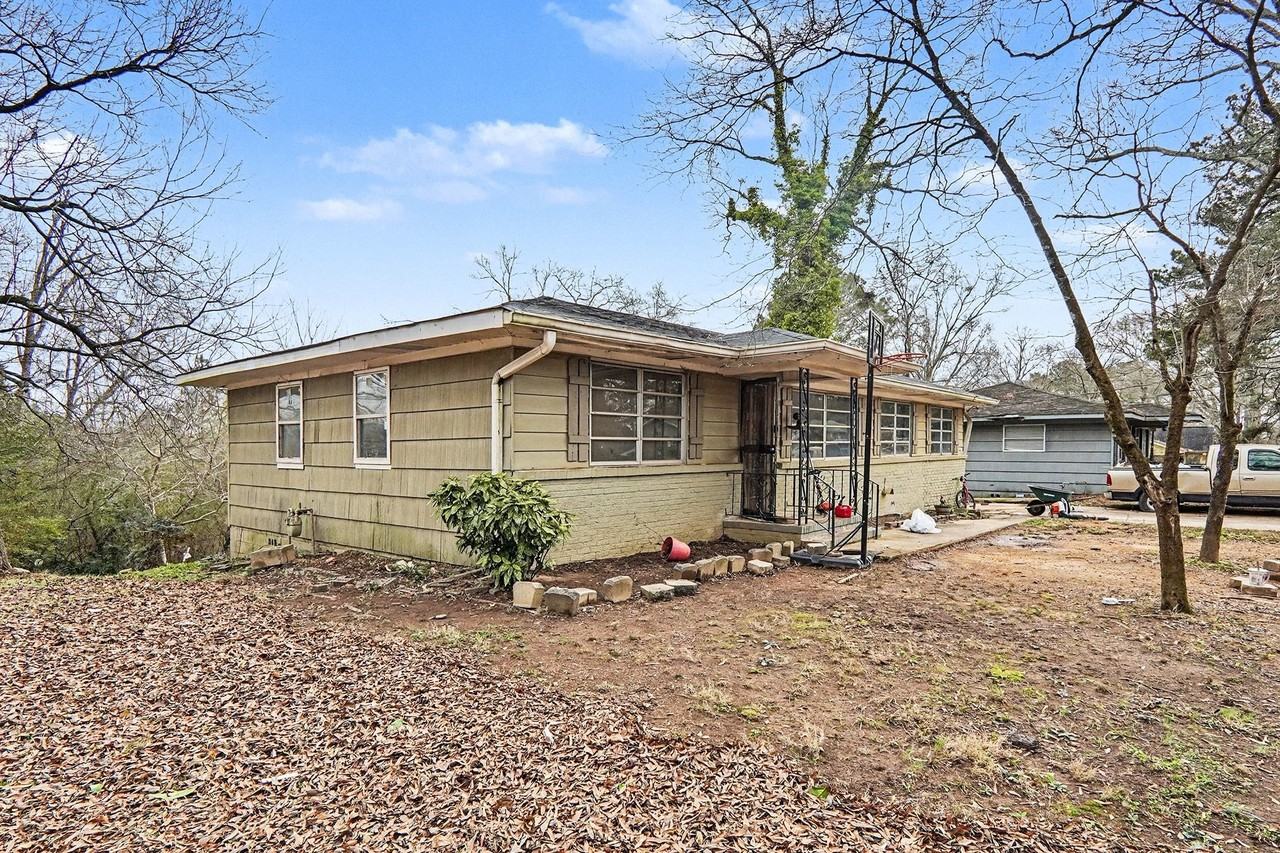 1147 Oakley Dr #1 - Photo 2 of 24