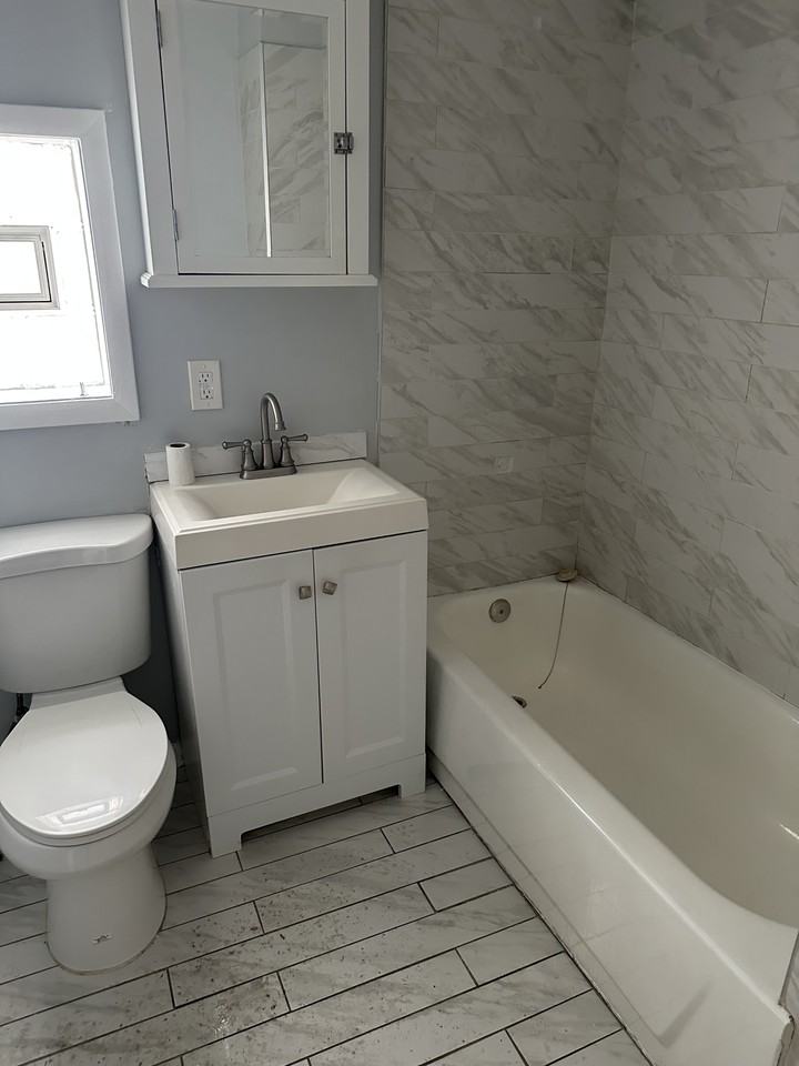 1824 W 46th St #1R - Photo 2 of 6