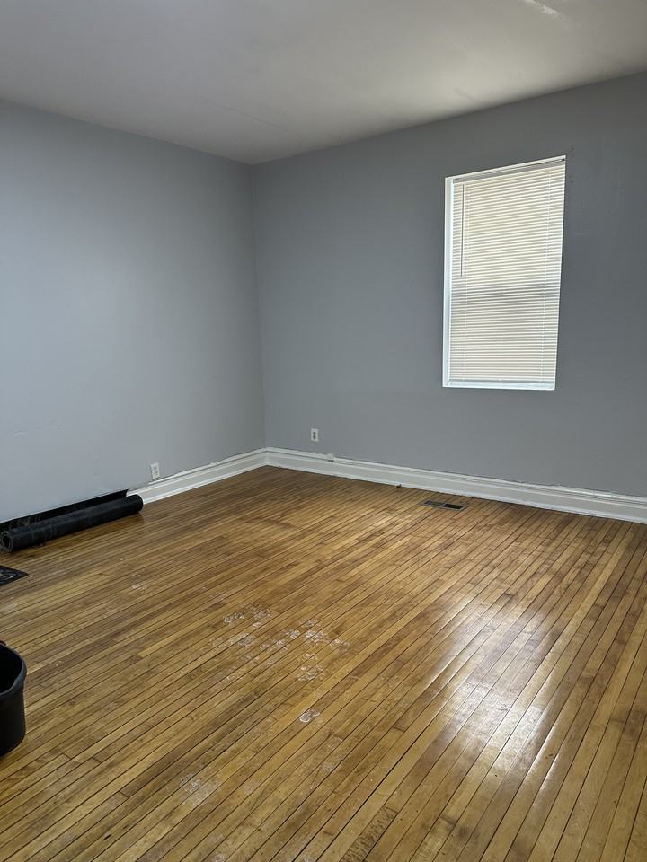 1824 W 46th St #1R - Photo 3 of 6