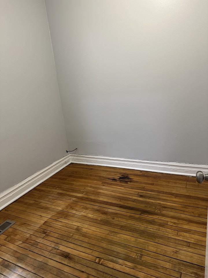 1824 W 46th St #1R - Photo 4 of 6