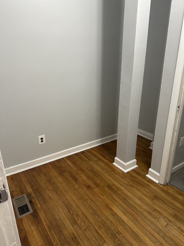 1824 W 46th St #1R - Photo 6 of 6