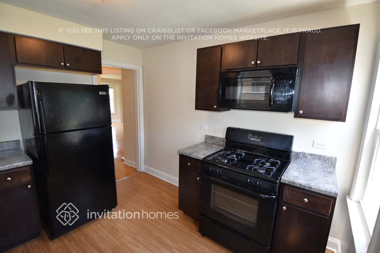 8035 S Richmond St - Photo 3 of 13