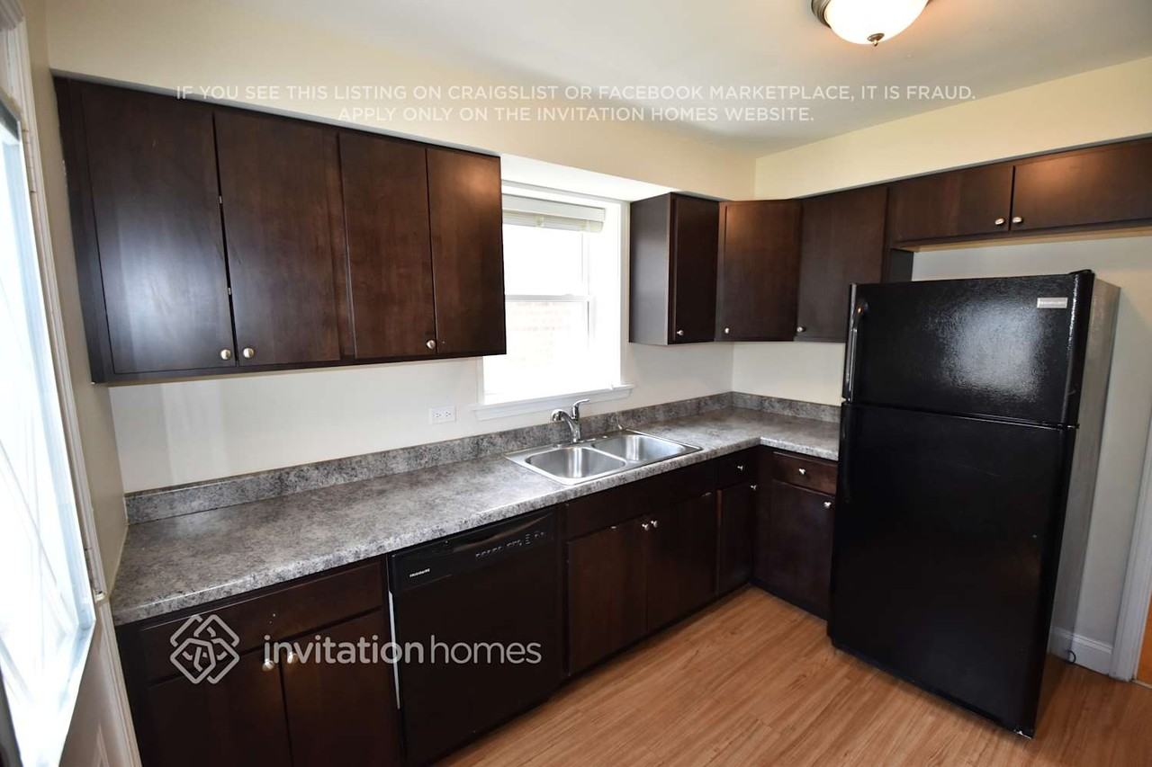 8035 S Richmond St - Photo 4 of 13