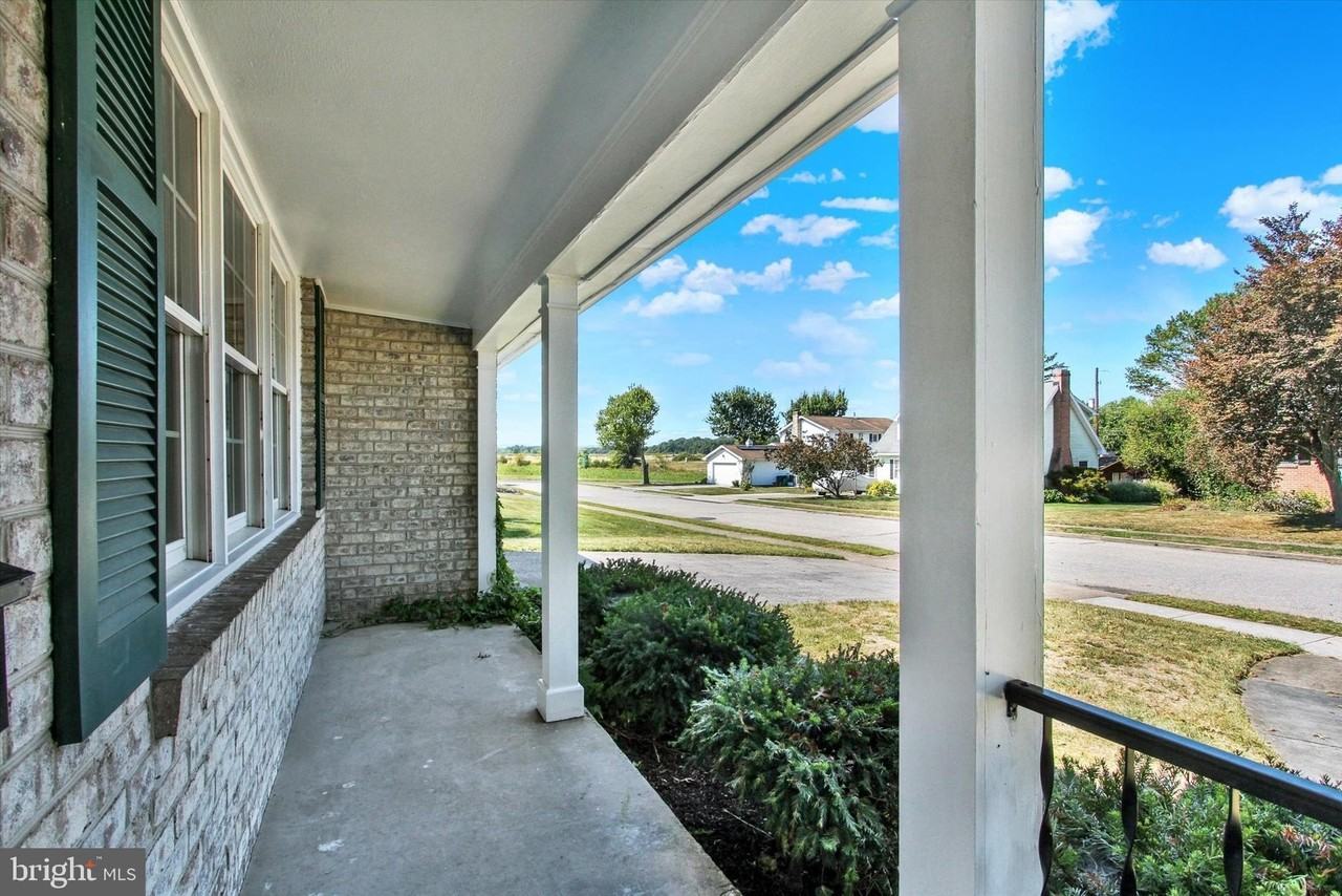 974 Fairview Ave - Photo 4 of 28