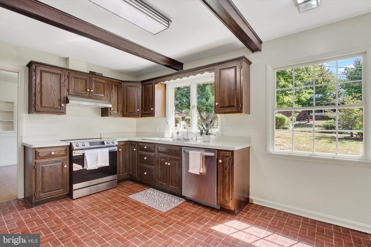 974 Fairview Ave - Photo 6 of 28