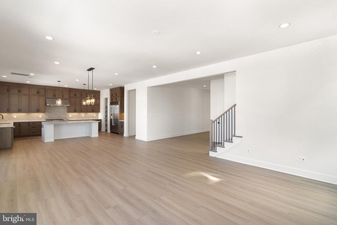 853 N Manchester St - Photo 4 of 35