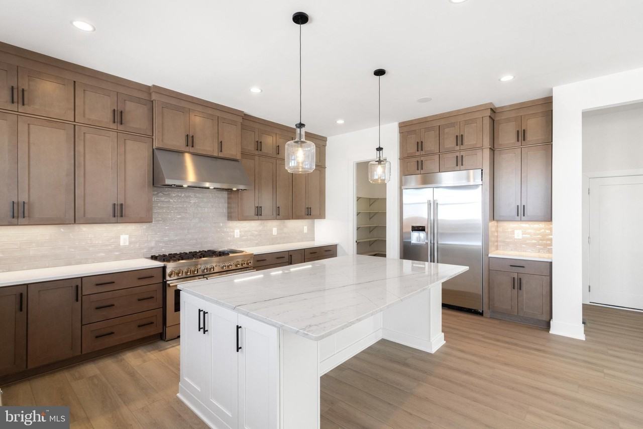 853 N Manchester St - Photo 5 of 35