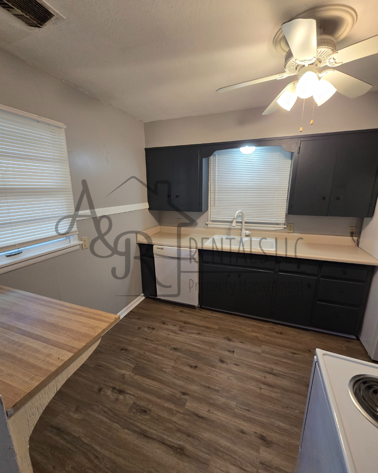 714 S Chestnut St #1 - Photo 3 of 13