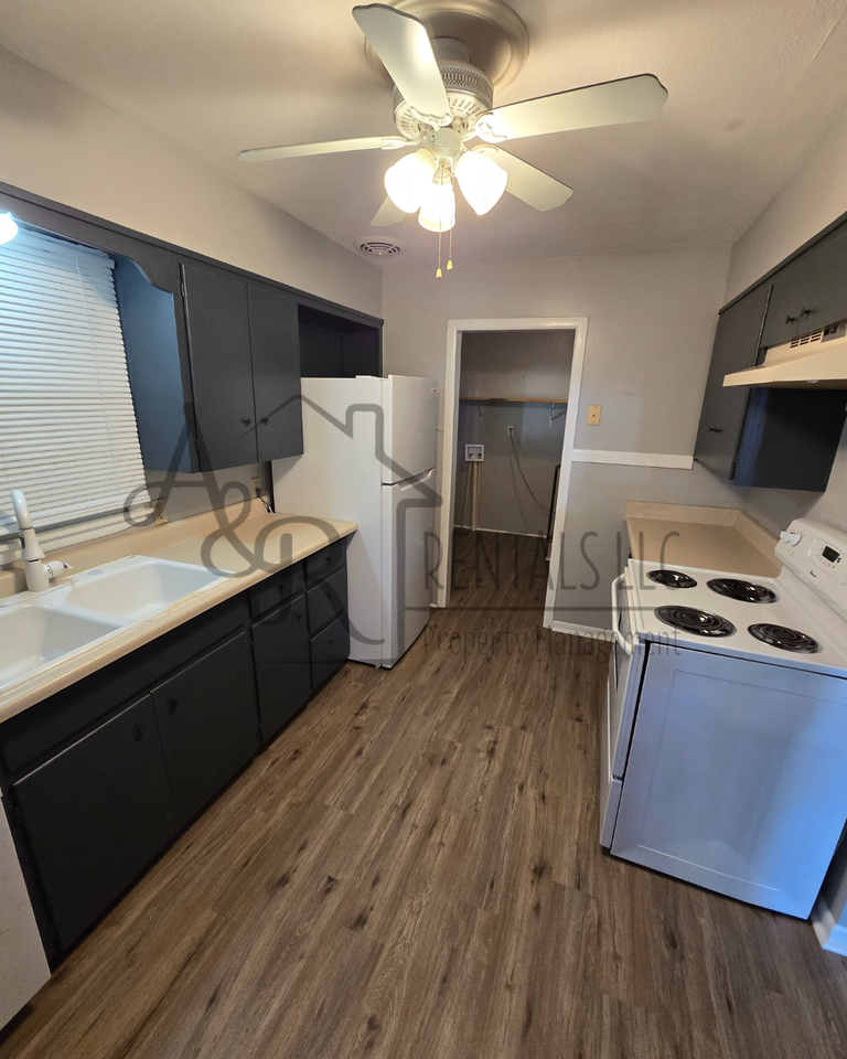 714 S Chestnut St #1 - Photo 4 of 13