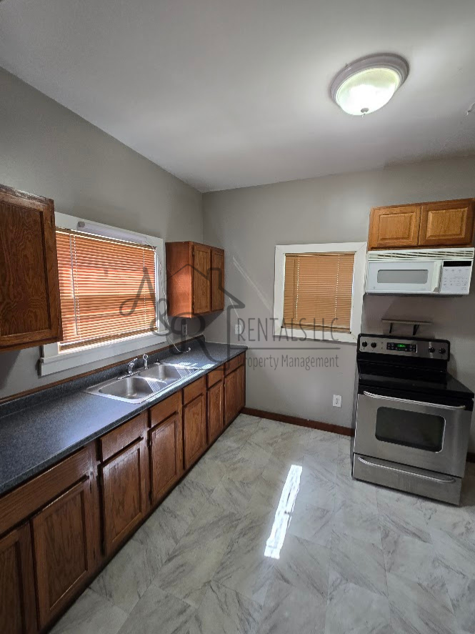 103 E 17th St #1 - Photo 2 of 10