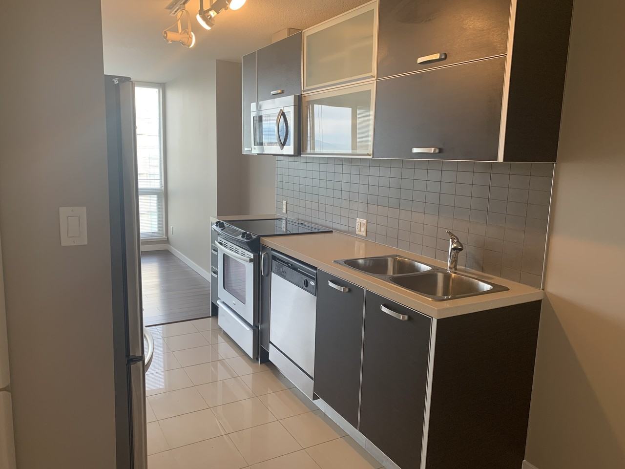 1610-13688 100 AvenuePark Place OneP11610 #1610 - Photo 2 of 19