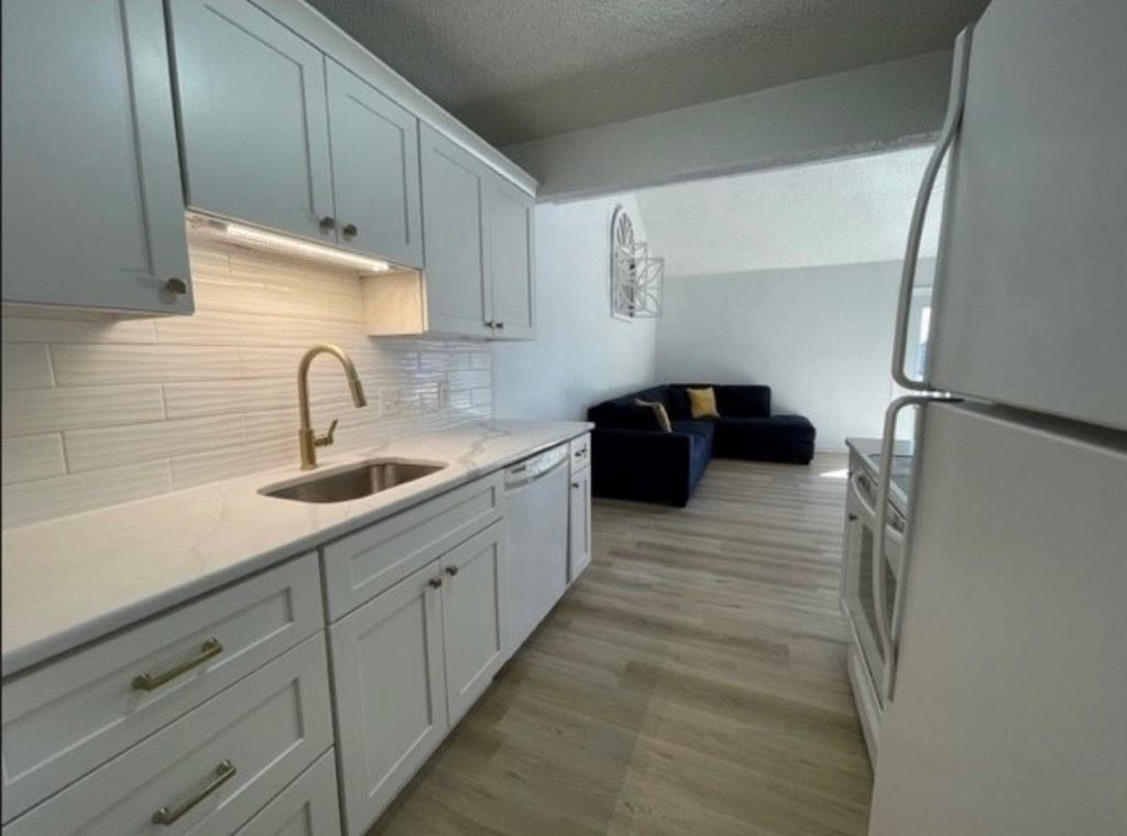 212 11th Avenue South (Costa) - DUnit D #D - Photo 5 of 10