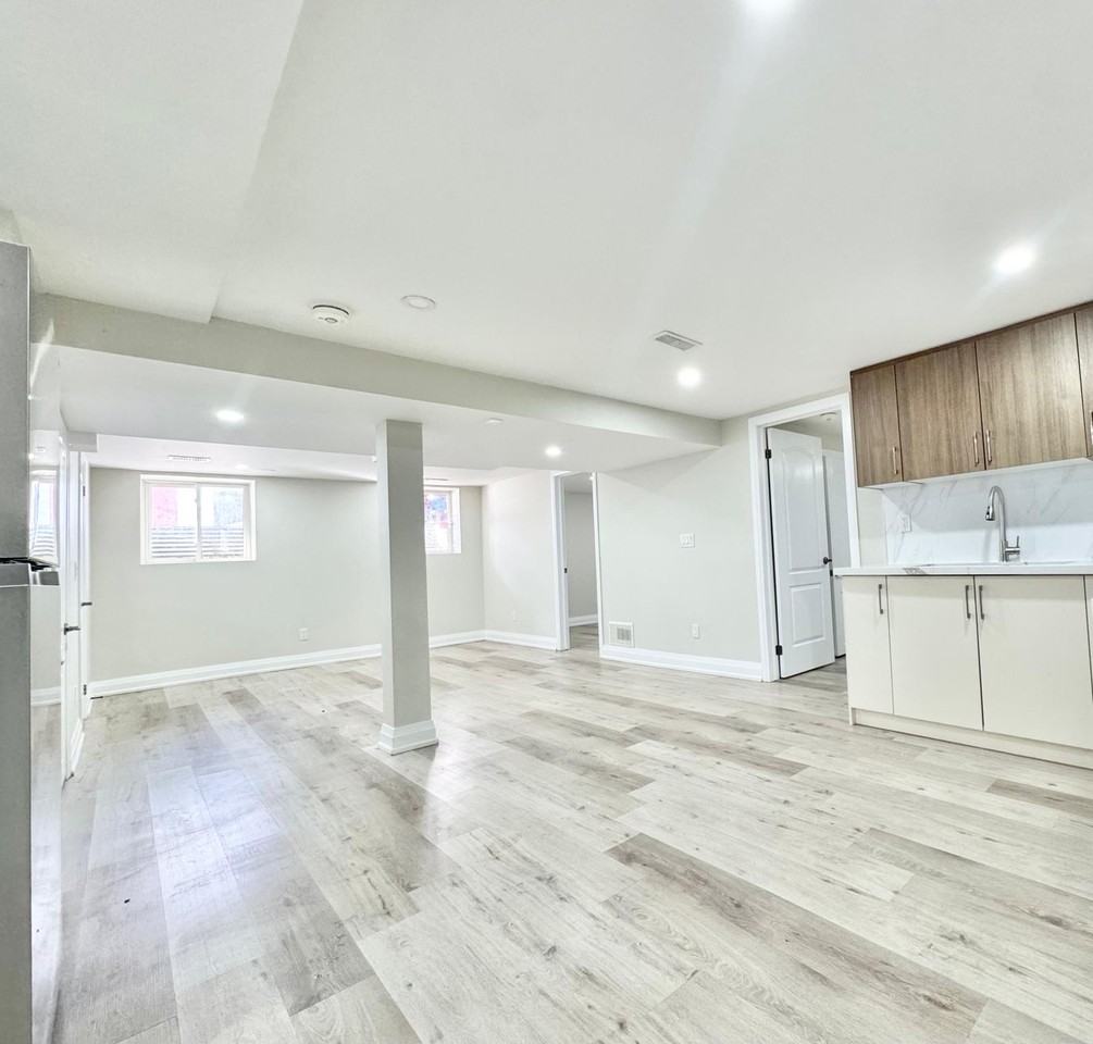 12 Fernwood Cres Lowr - Photo 2 of 10