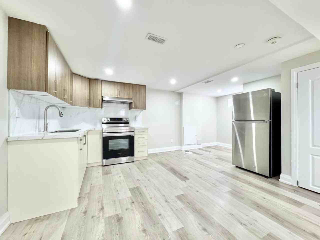 12 Fernwood Cres Lowr - Photo 3 of 10