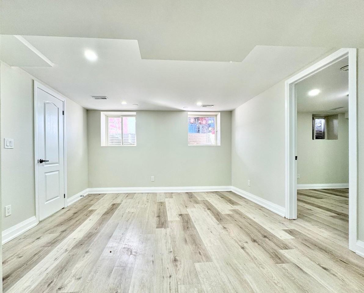 12 Fernwood Cres Lowr - Photo 4 of 10