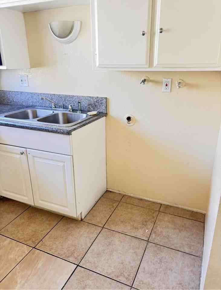 1305 1/2 W 87th St #1305-5 - Photo 2 of 15