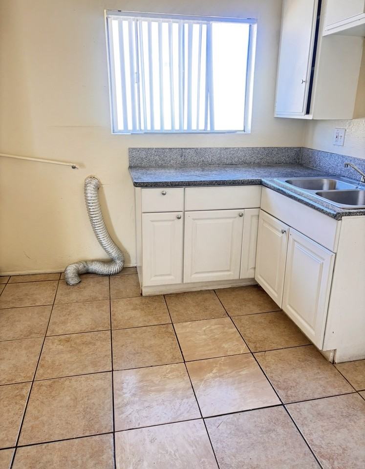 1305 1/2 W 87th St #1305-5 - Photo 3 of 15