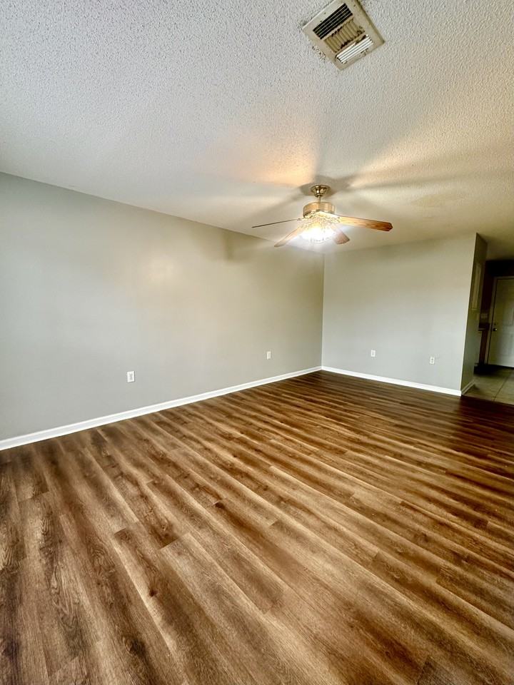 1314 1314 Hasting DrApt. C4 #C4 - Photo 2 of 13