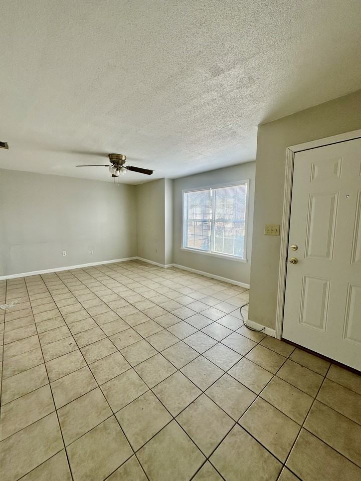 2400 2400 Seth PlApt.B #B - Photo 3 of 15