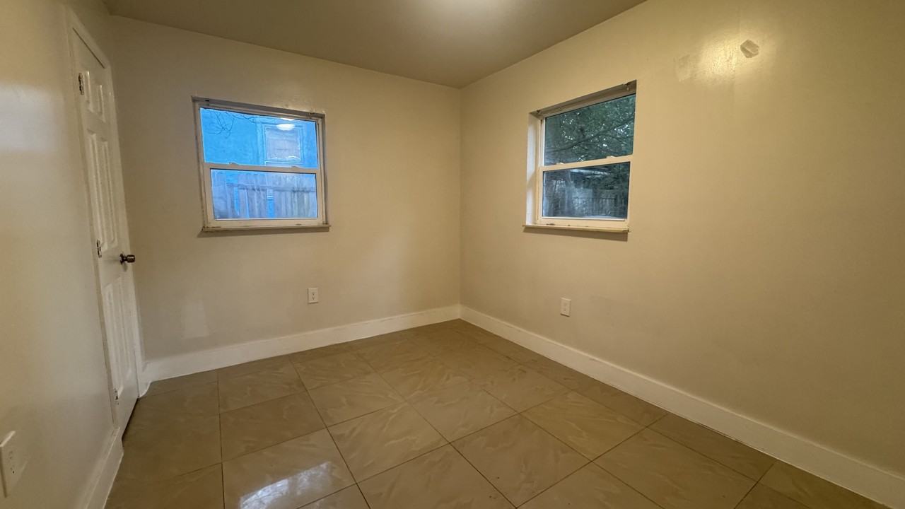 1044 Maynard St #1 - Photo 4 of 5