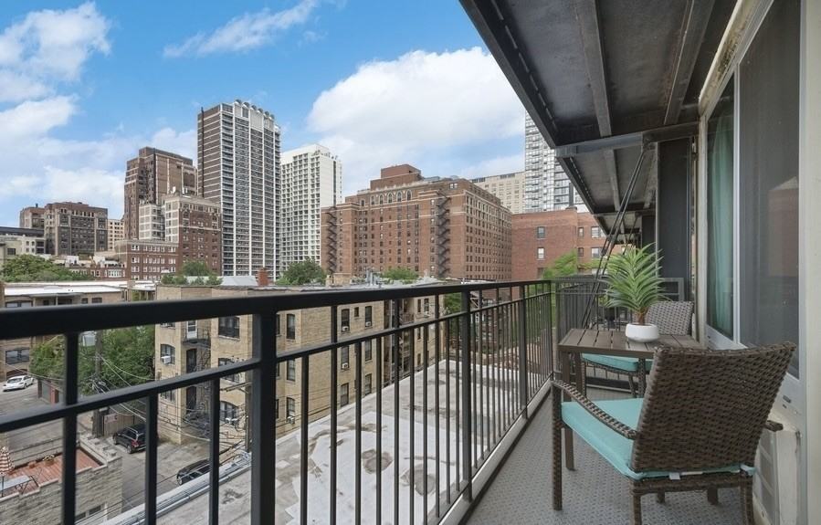 450 W Briar Pl #5E - Photo 4 of 10