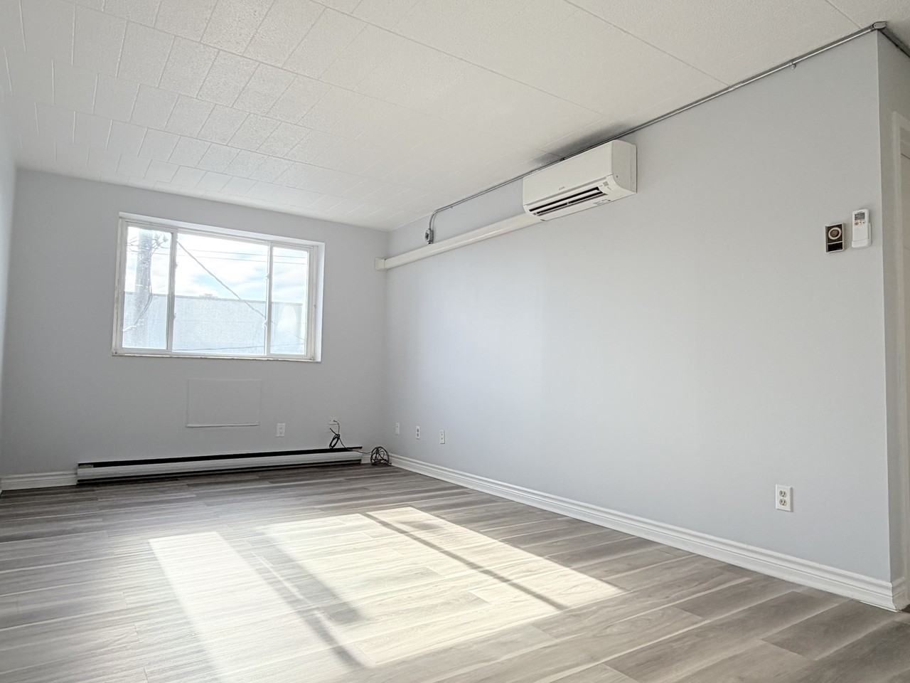 360 Tecumseh Rd W #306 - Photo 4 of 15