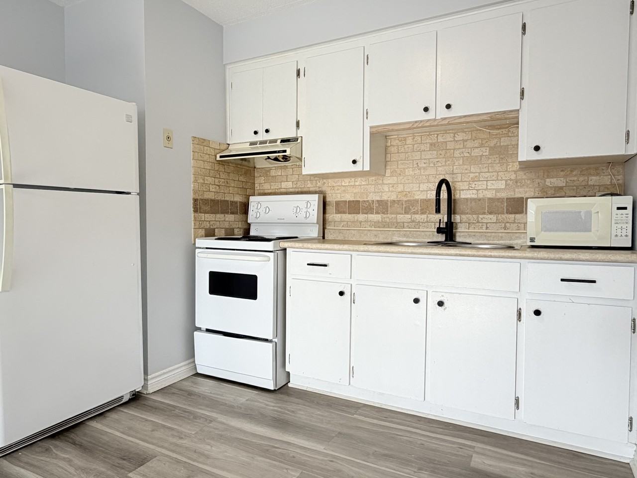 360 Tecumseh Rd W #306 - Photo 5 of 15