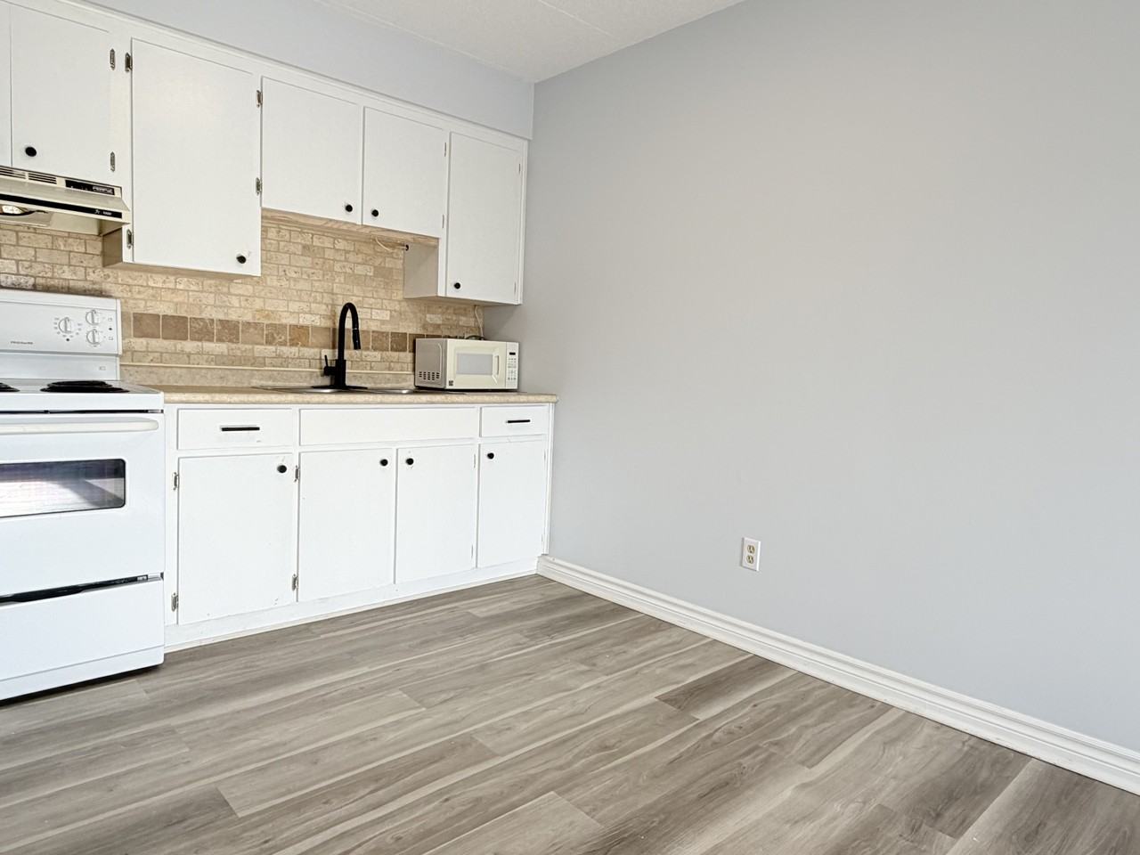 360 Tecumseh Rd W #306 - Photo 6 of 15