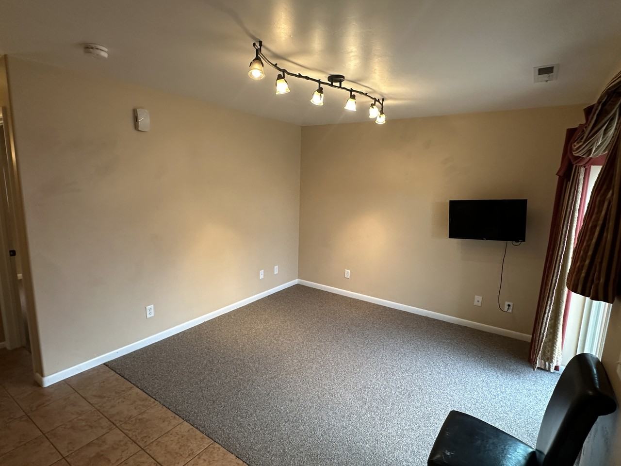 208 East 200 South - 4Suit 1-6 #4 - Photo 5 of 20