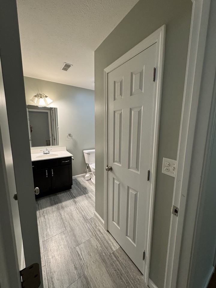 702 N Washinton St, #B - Photo 3 of 7