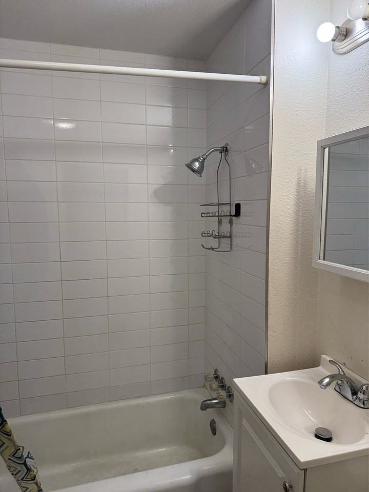 1639 Holland Ave #4 - Photo 5 of 11