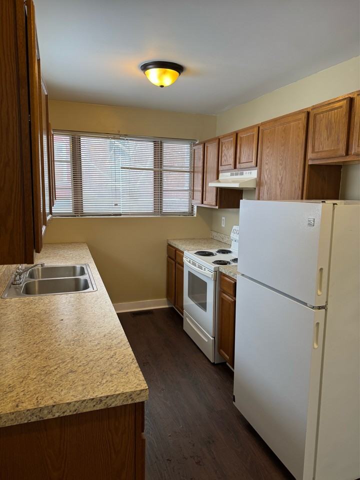 209 W Embargo St #2 - Photo 3 of 10