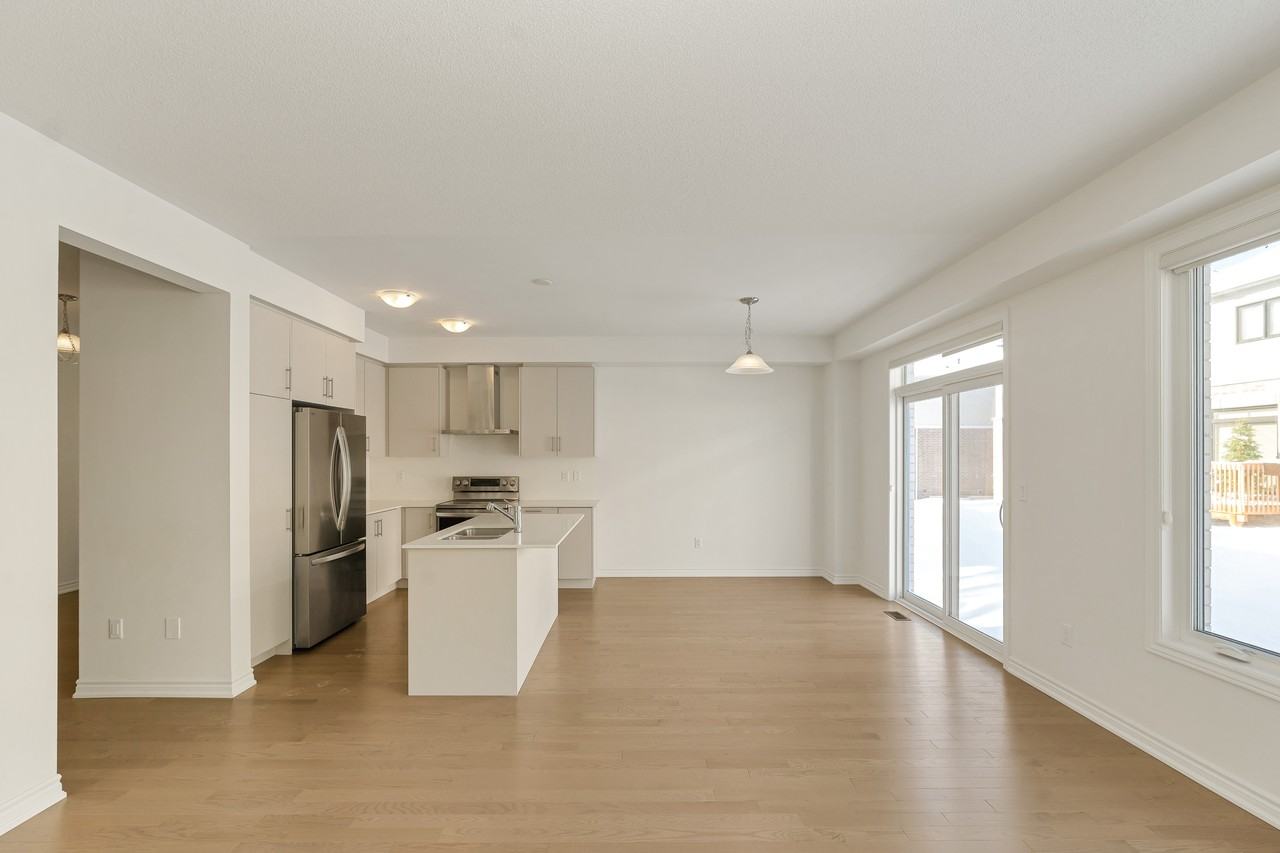 25 Phoenix Blvd Barrie, ON L9J 0P6 - Photo 2 of 32