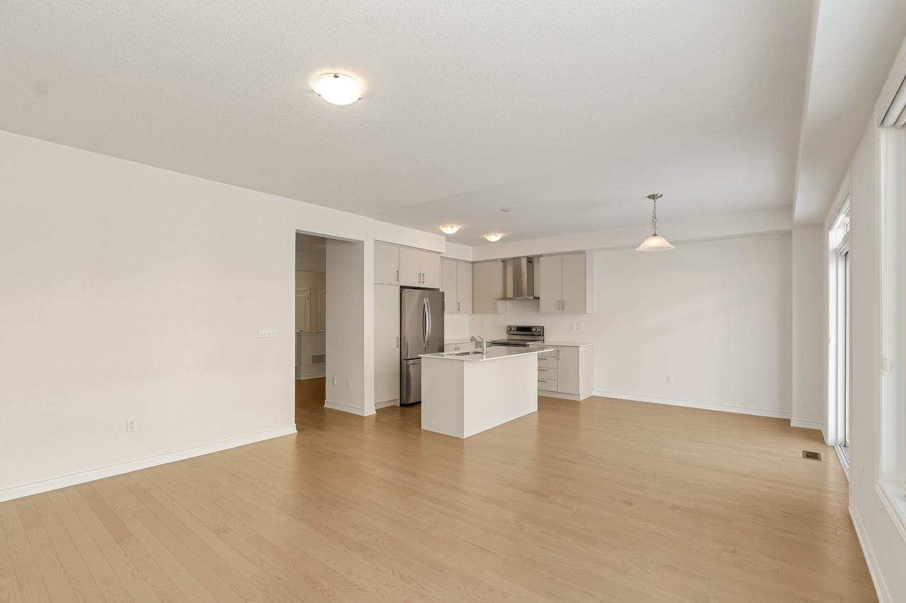 25 Phoenix Blvd Barrie, ON L9J 0P6 - Photo 3 of 32