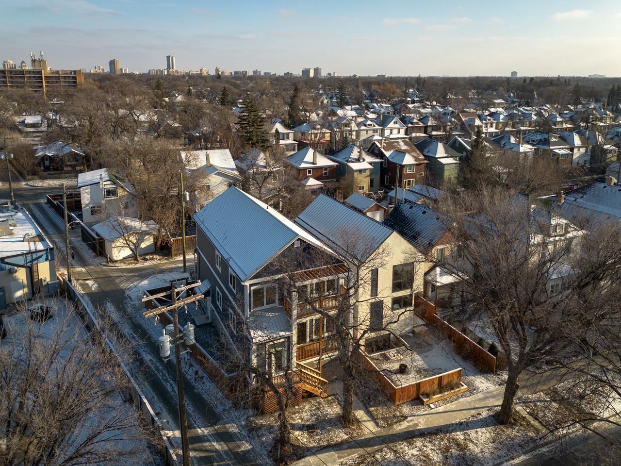 547 Newman St - Photo 4 of 50