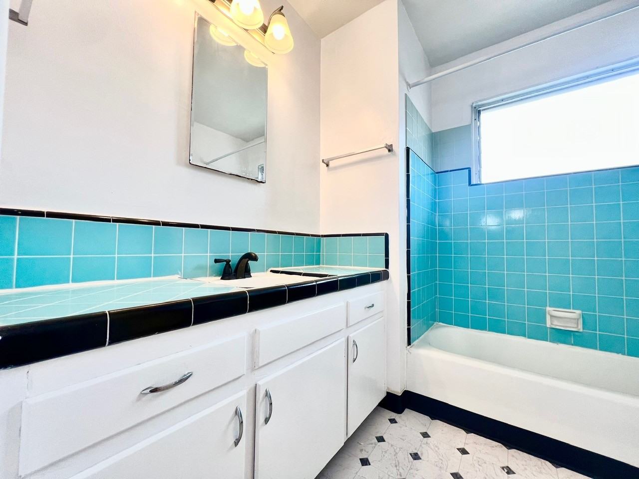 3728 Ingraham St #3728-5A - Photo 7 of 17