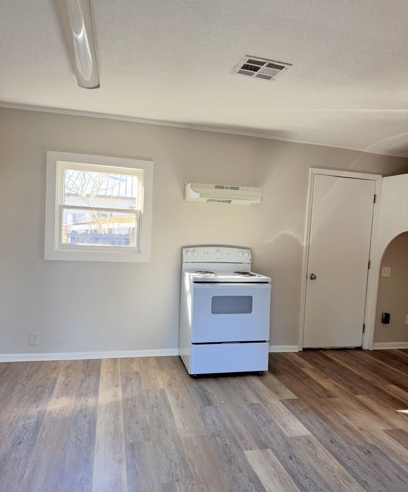 921 1/2 N Pierce St #1 - Photo 2 of 7