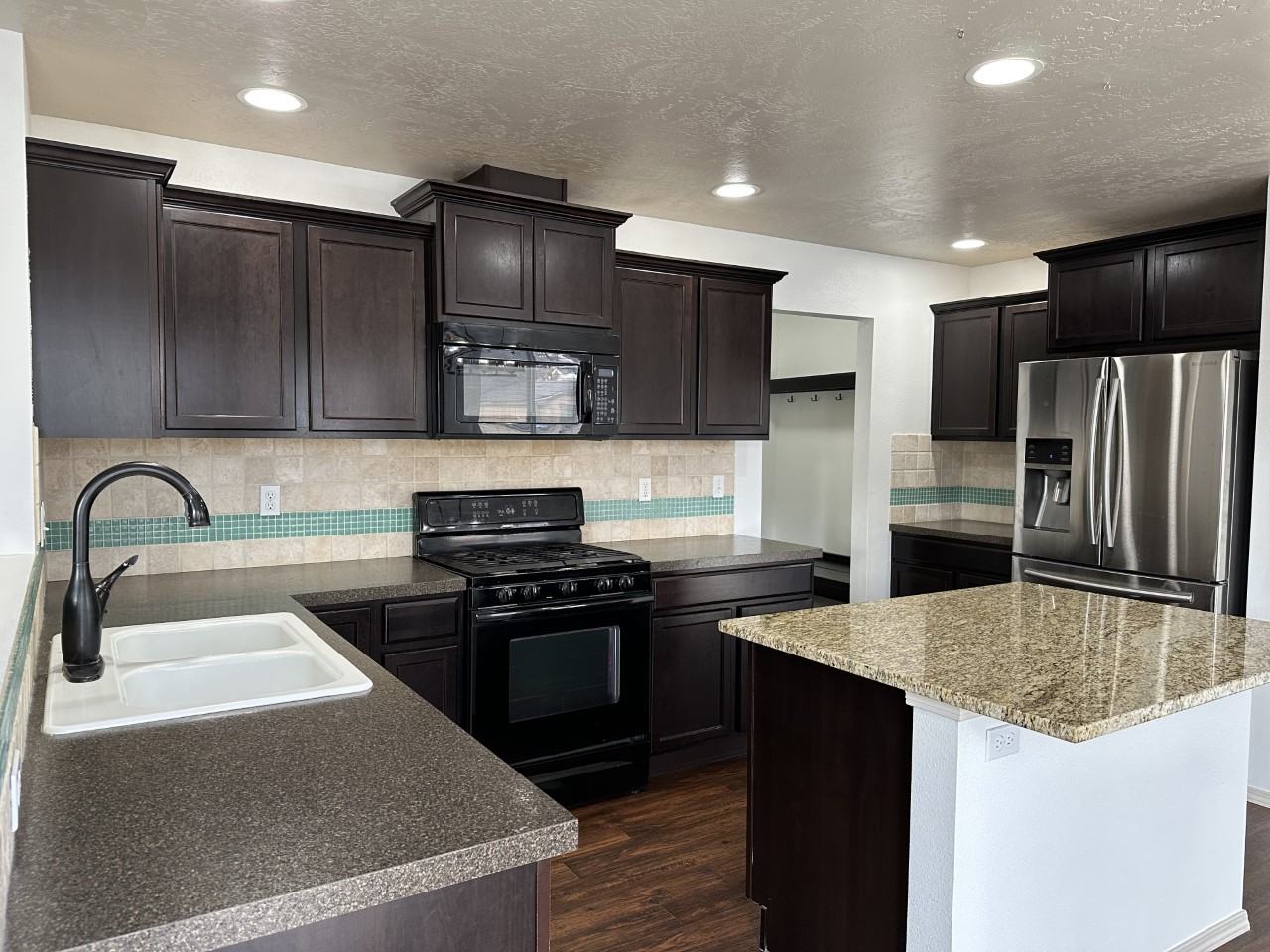 1100 Sw Colonial - Photo 2 of 15