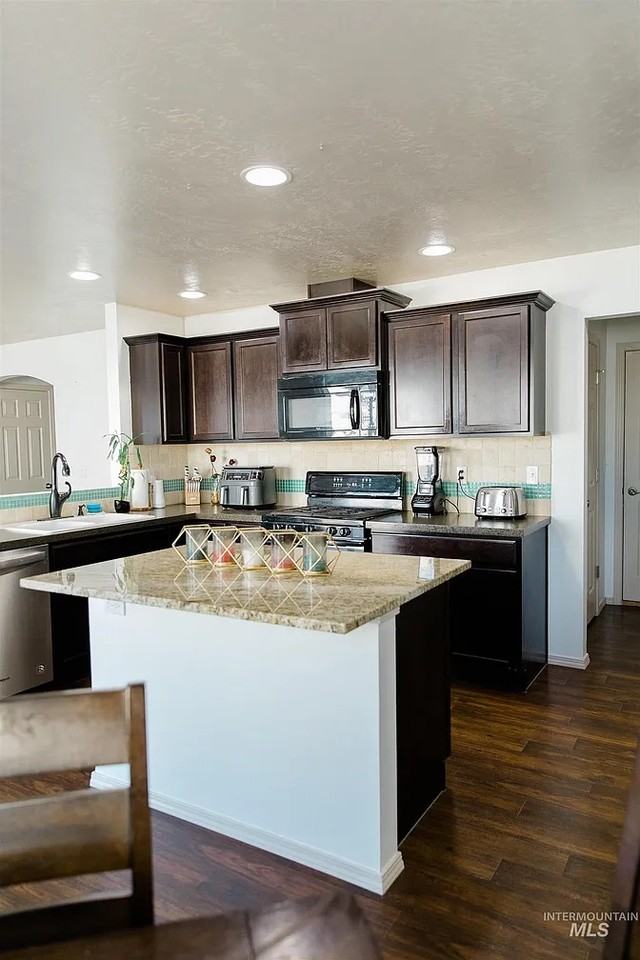 1100 Sw Colonial - Photo 3 of 15