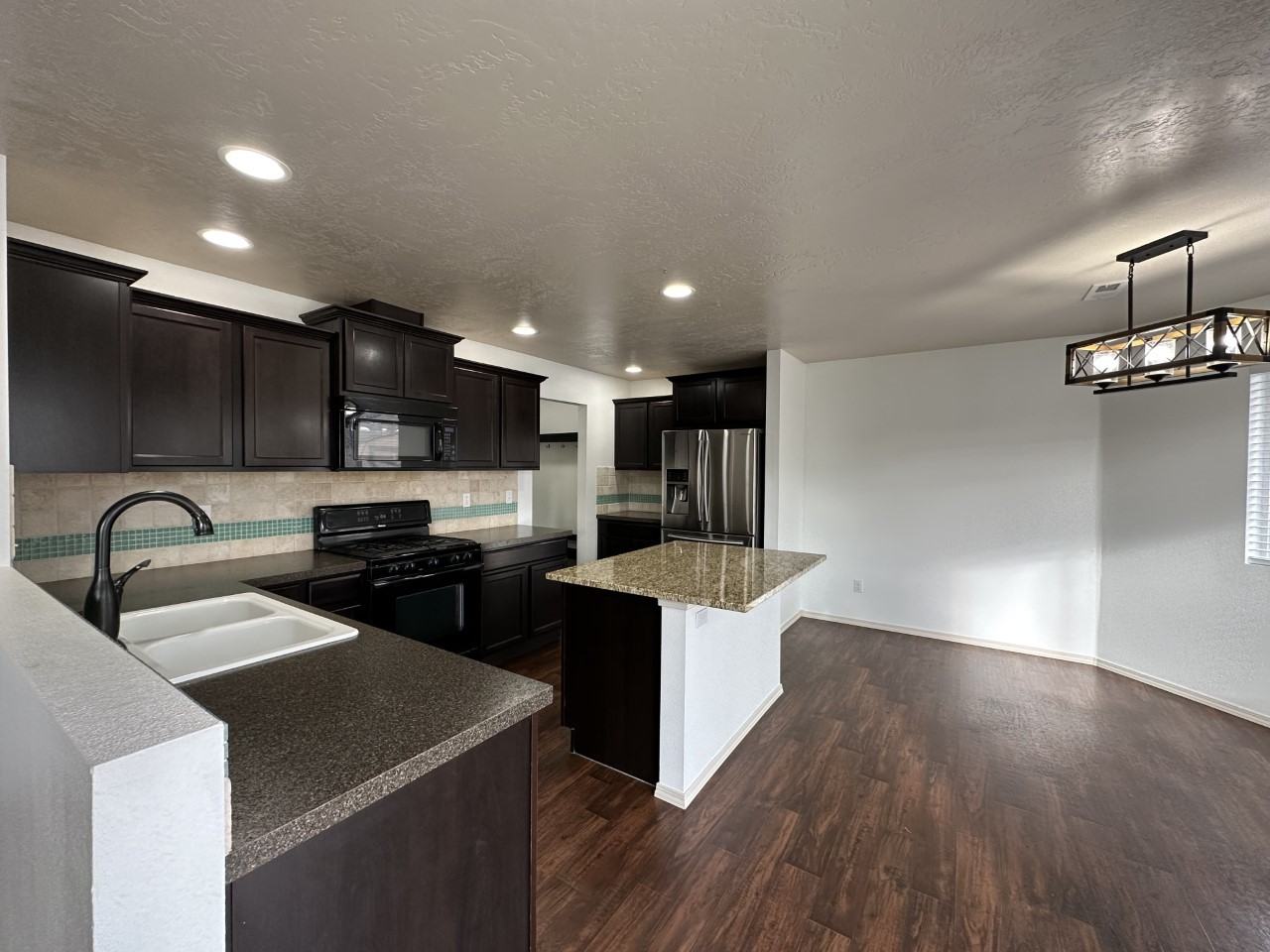 1100 Sw Colonial - Photo 4 of 15