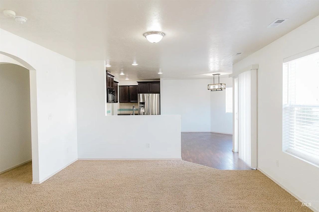 1100 Sw Colonial - Photo 5 of 15