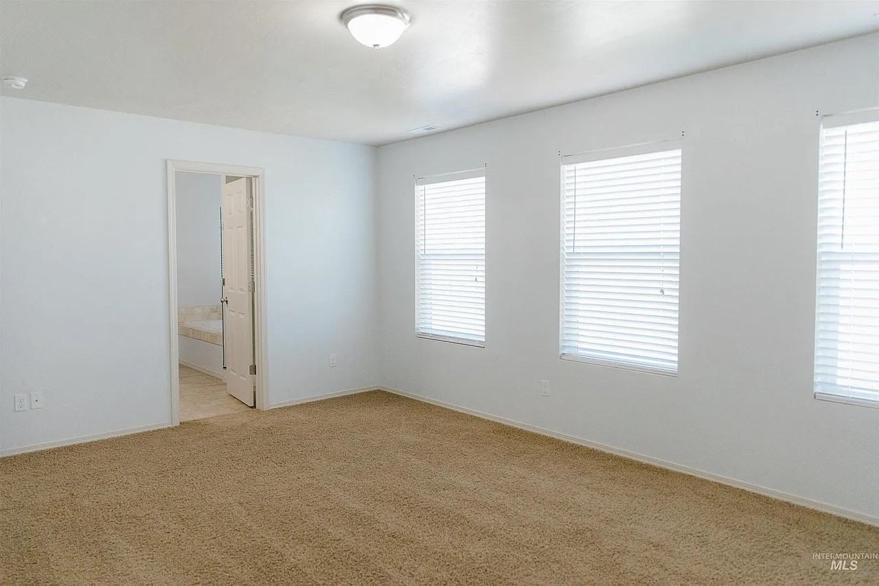 1100 Sw Colonial - Photo 6 of 15