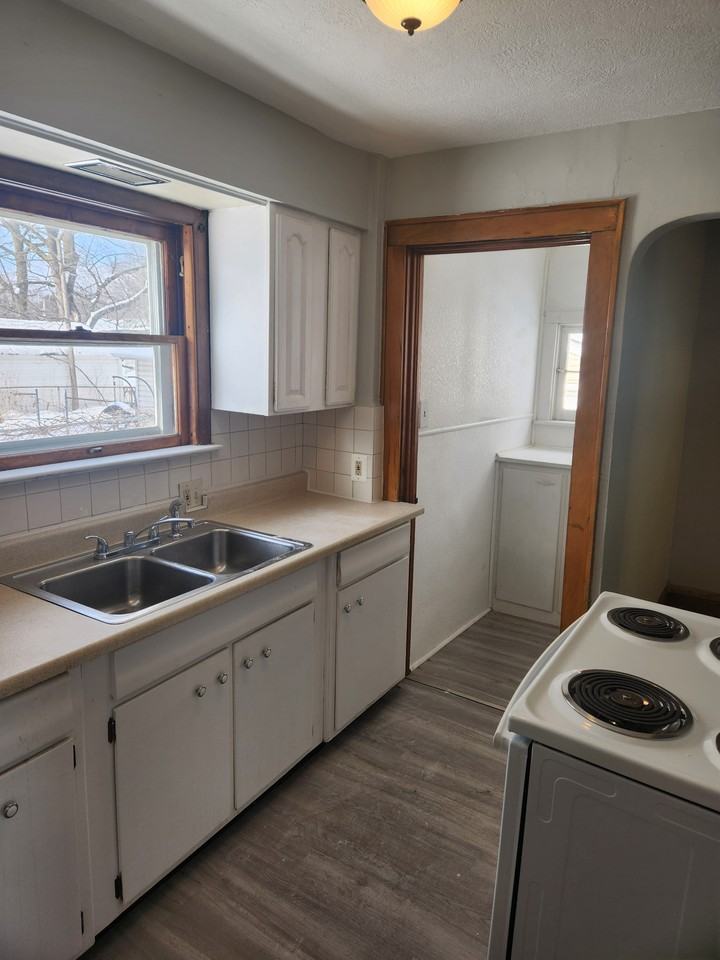 87 Brighton Dr #1 - Photo 3 of 8