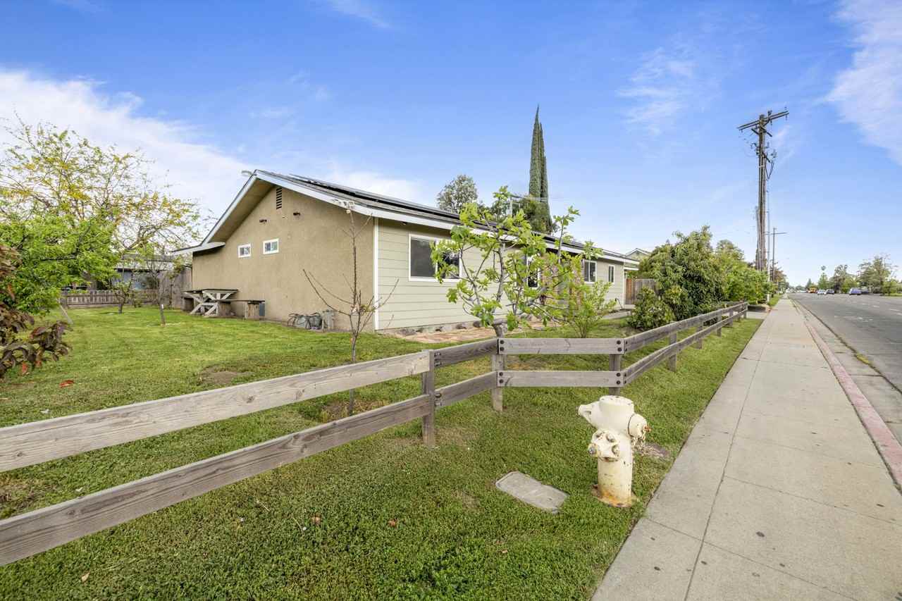 1212 S Demaree St #1 - Photo 3 of 27