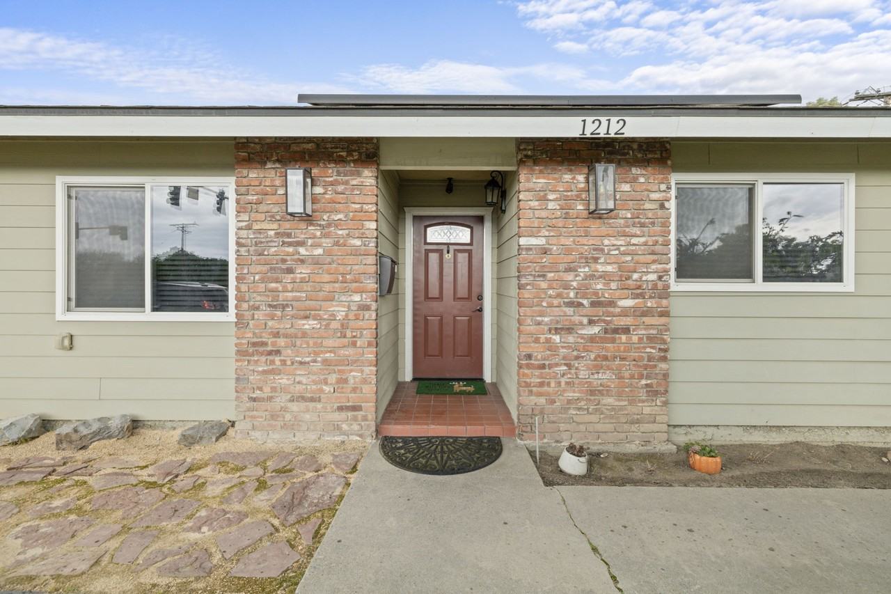 1212 S Demaree St #1 - Photo 4 of 27